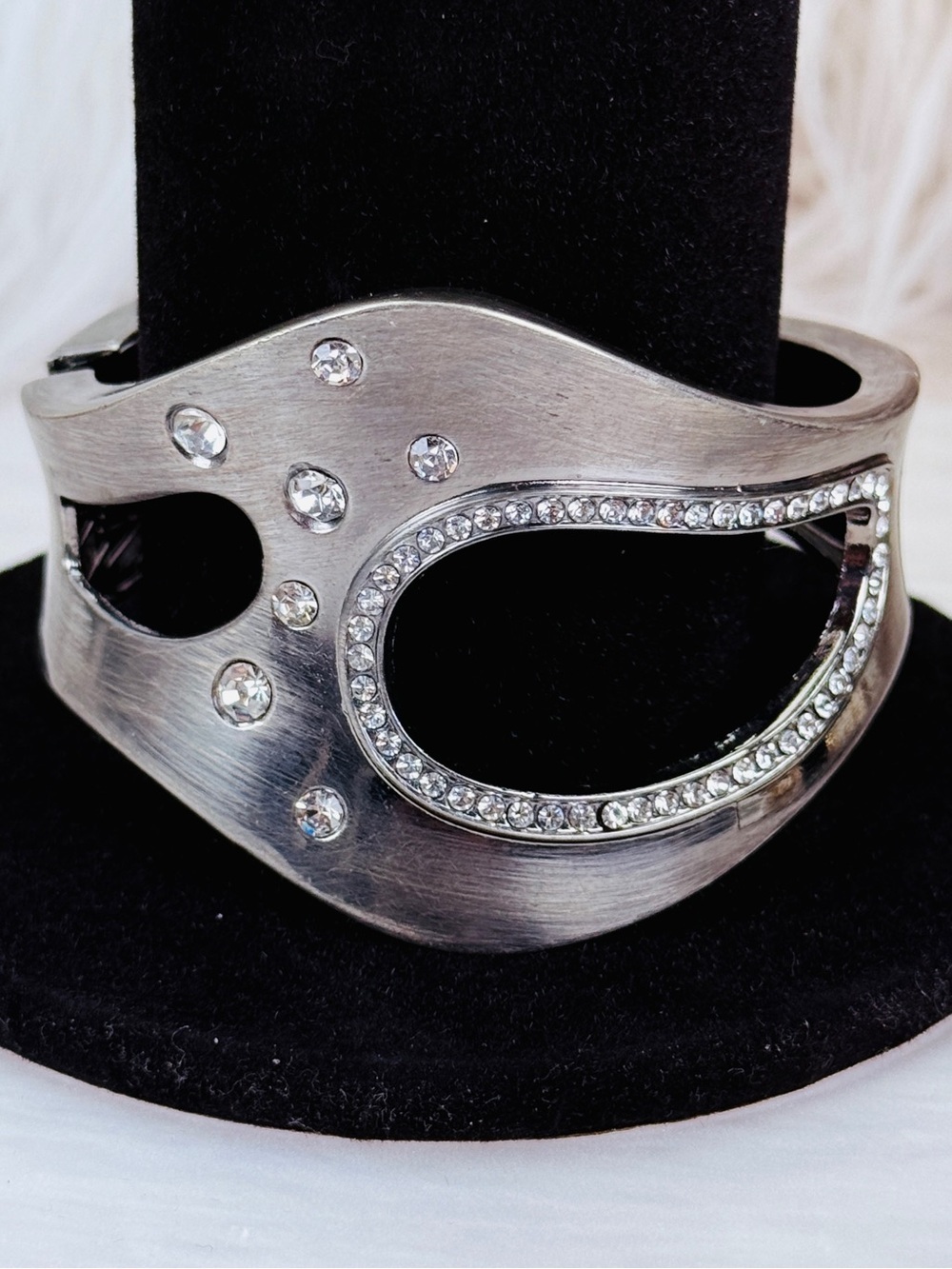 Gorgeous weighted Silvertone bling wideband statement bracelet - Picture 10 of 12